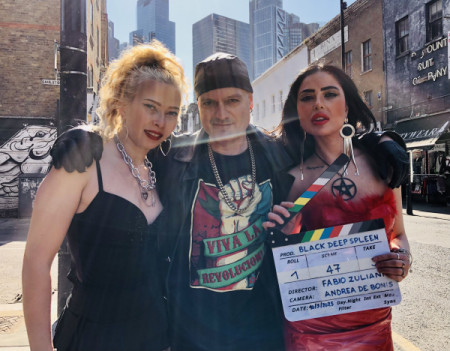 Con Hanna e Antonella a Londra, durante la lavorazione del videoclip della mia canzone “BLACK DEEP SPLEEN”...